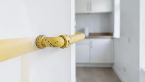 czy można zabudować rurę od gazu